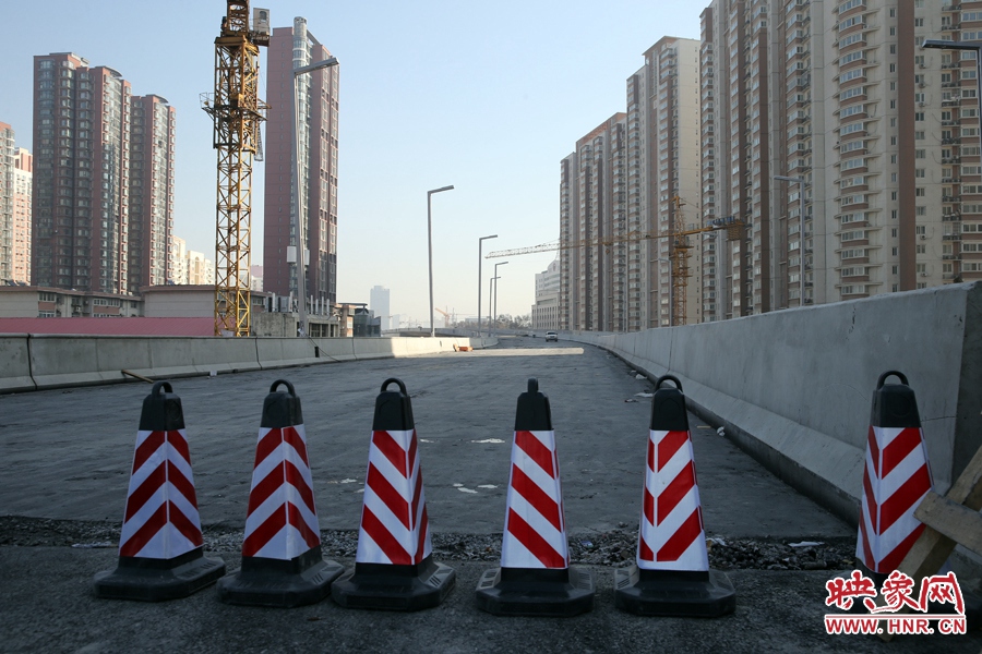 由西向東方向，嵩山南路出口以東，仍在緊張施工中。