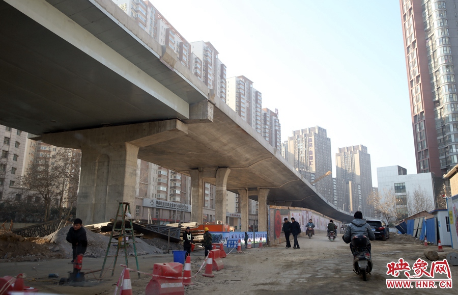 由西向東方向，嵩山南路出口以東，仍在緊張施工中。