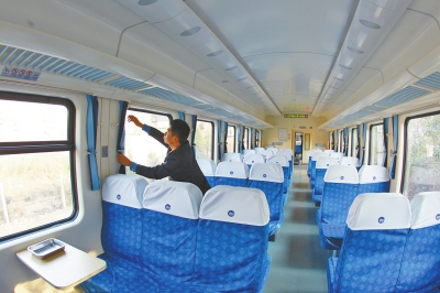 硬座車廂 藍(lán)色座套，清清爽爽。