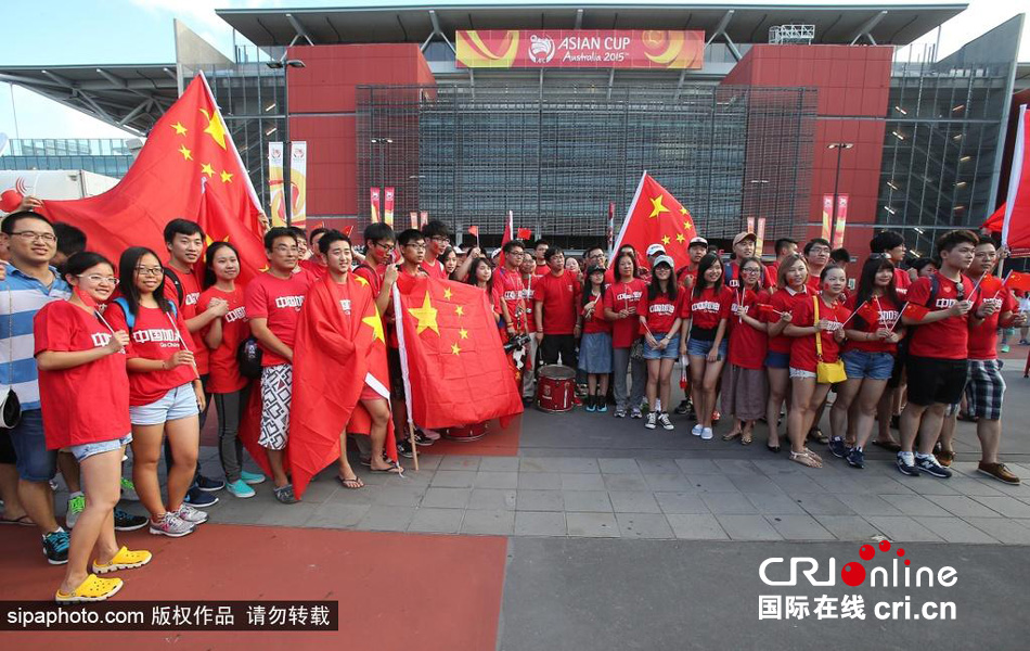 北京時間1月10日，中國隊迎來亞洲杯首場比賽，賽前中國球迷揮舞國旗進場，為國足助威。