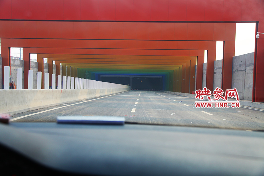 進(jìn)隧道時，由明到暗。