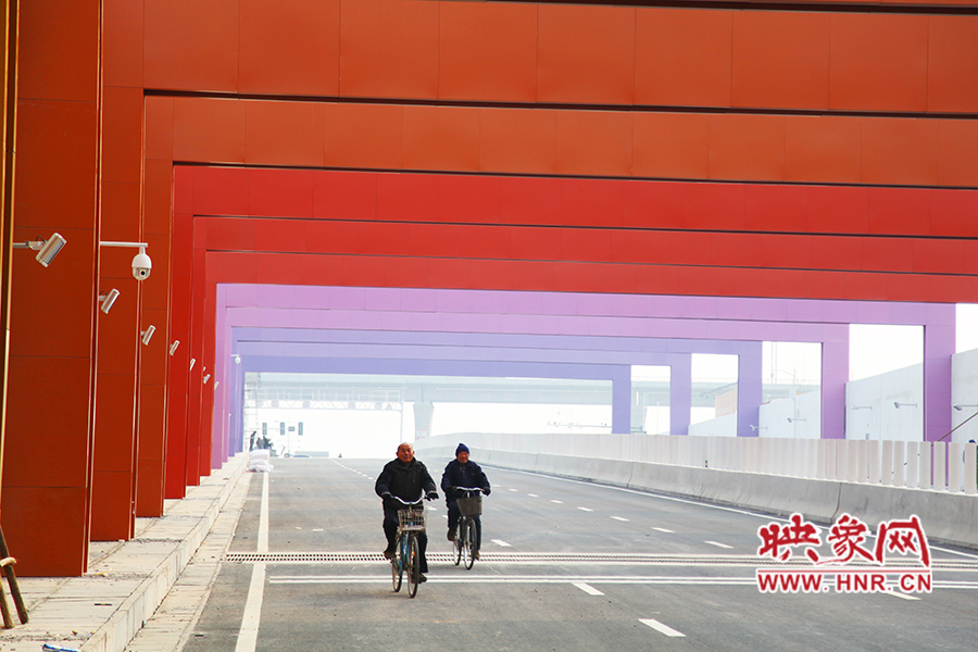 兩位老人騎自行車通過。