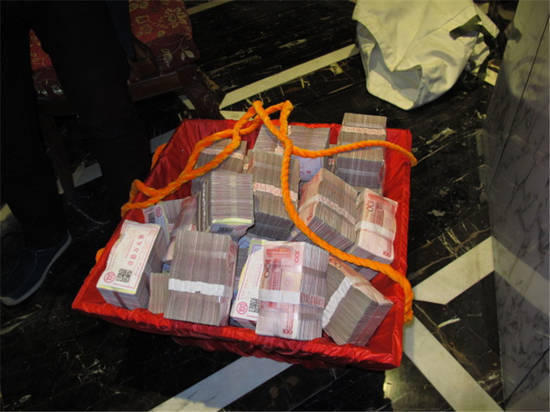 不少農(nóng)民工的工資是用籮筐挑走的。