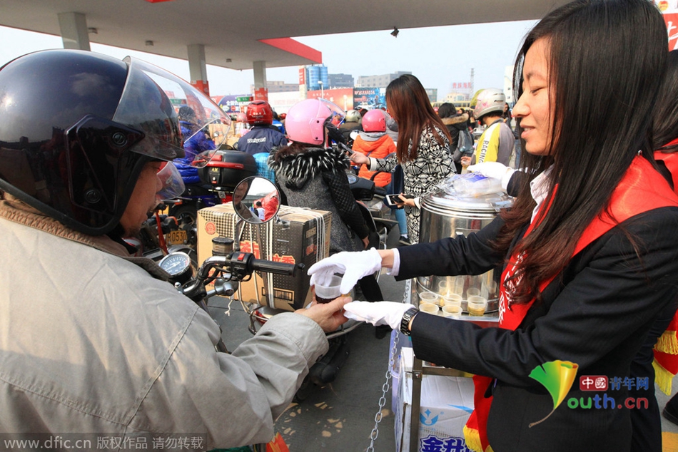 2015年2月10日，廣東佛山，順德龍山加油站為返鄉(xiāng)摩托車免費加油。