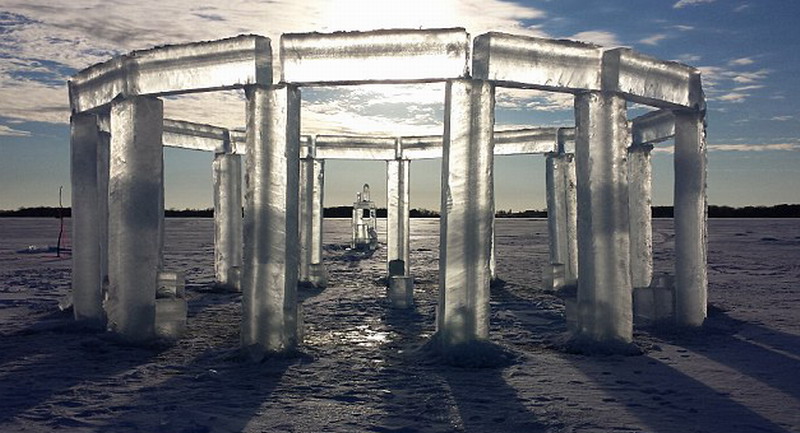 5名美國(guó)人制造冰柱版巨石陣。（網(wǎng)頁(yè)截圖）