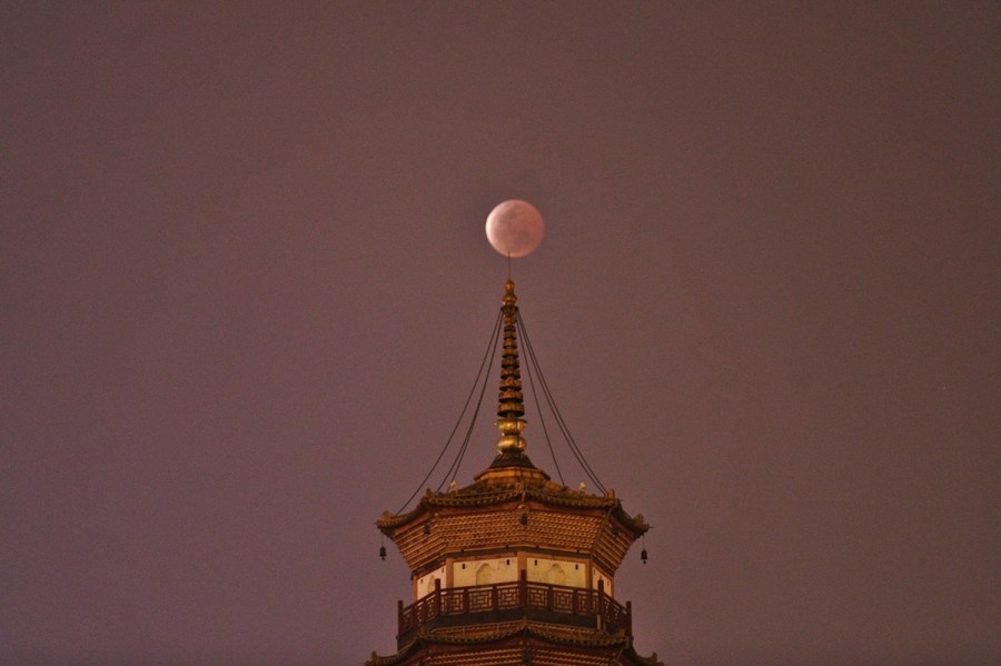 4月4日，廣東省廣州市，月全食與赤崗塔。（二次曝光）石榴/CFP
