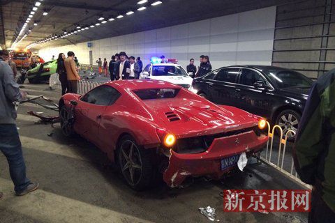 一輛蘭博基尼與一輛法拉利發(fā)生事故，現(xiàn)場(chǎng)狀況慘烈