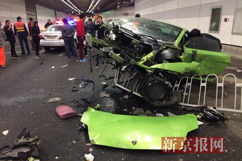 一輛蘭博基尼與一輛法拉利發(fā)生事故，現(xiàn)場(chǎng)狀況慘烈