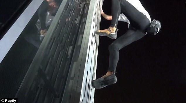 法國“蜘蛛人”夜攀世界最高扭曲大廈場面驚險 法國“蜘蛛人”夜攀世界最高扭曲大廈場面驚險