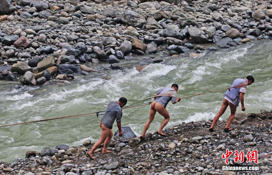 圖為原始古樸的纖夫拉纖。
