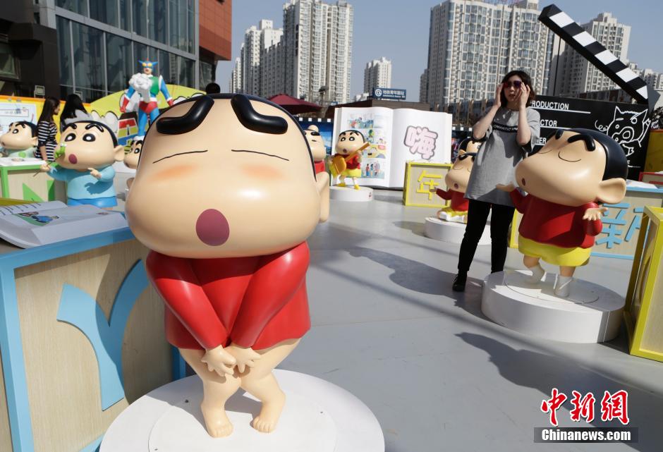 4月22日，游客參觀蠟筆小新特展。“蠟筆小新25周年紀(jì)念特展”日前在北京開展