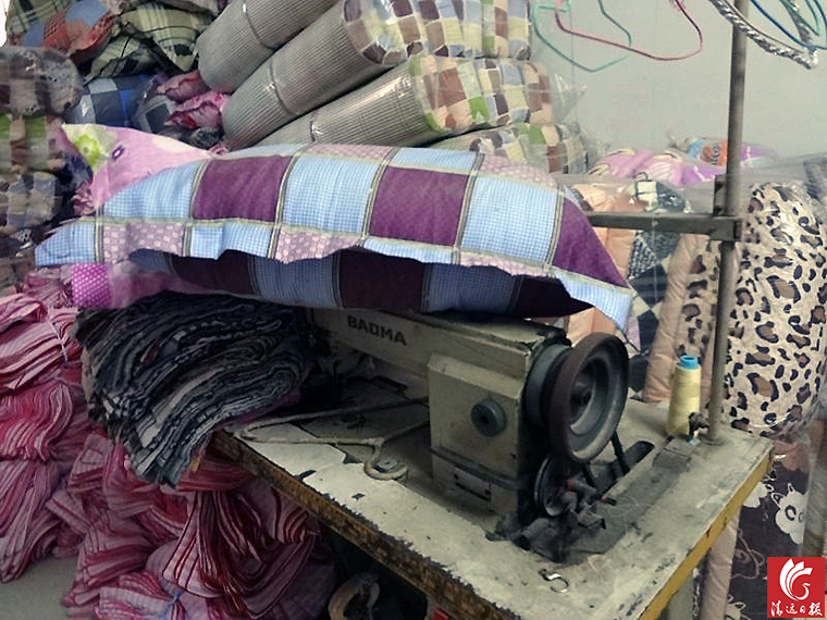 作坊一角。執(zhí)法人員稱，該作坊利用廢舊棉花和劣質(zhì)絮用纖維進(jìn)行違法加工。