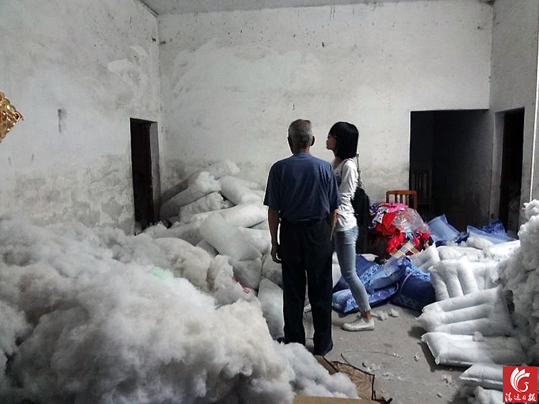 “黑心棉”堆滿了房間的每個(gè)角落。