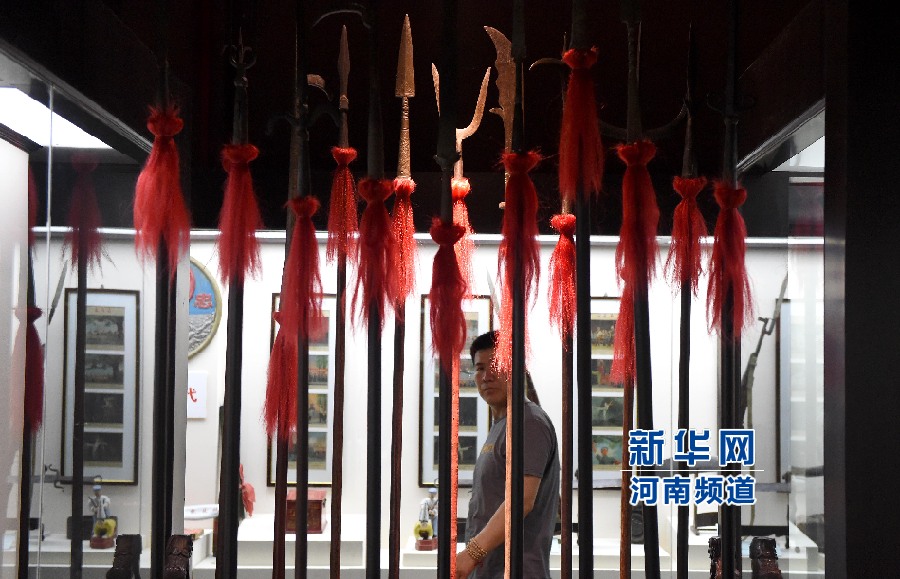 4月26日，參觀者在兵器展覽館內(nèi)參觀。