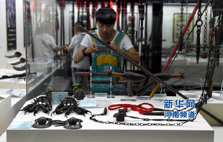 4月26日，參觀者在兵器展覽館內(nèi)拍攝展品。