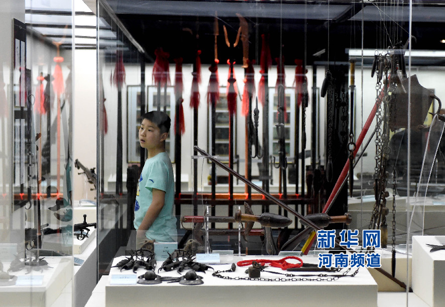 4月26日，參觀者在兵器展覽館內(nèi)參觀。