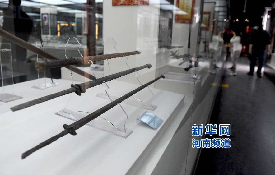 4月26日，參觀者在兵器展覽館內(nèi)參觀。