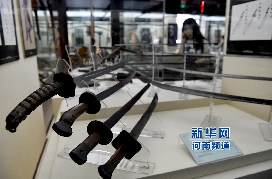 4月26日，參觀者在兵器展覽館內(nèi)參觀。