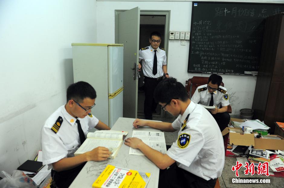 武漢高?！皠钪颈０矆F” 集體考上研究生