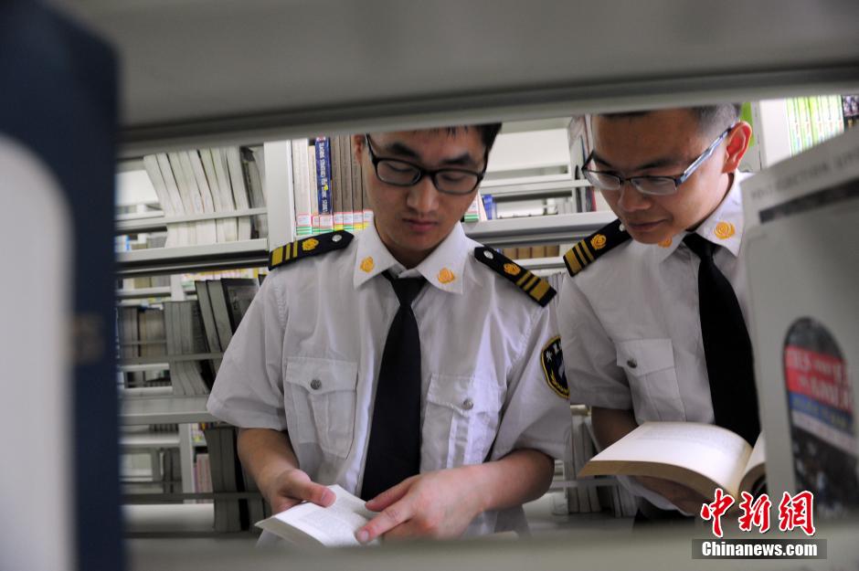 5月8日，武漢輕工大學圖書館保安吳濤與江力在圖書館交流學習。