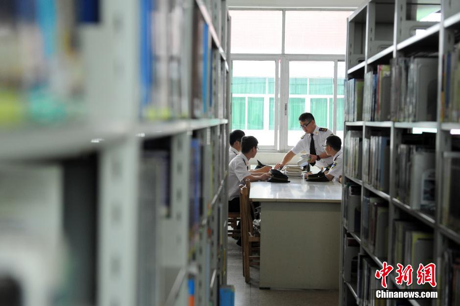 5月8日，武漢輕工大學保安吳濤、江力、黃凱、萬文杰在圖書館學習中。中新社發(fā) 張暢 攝