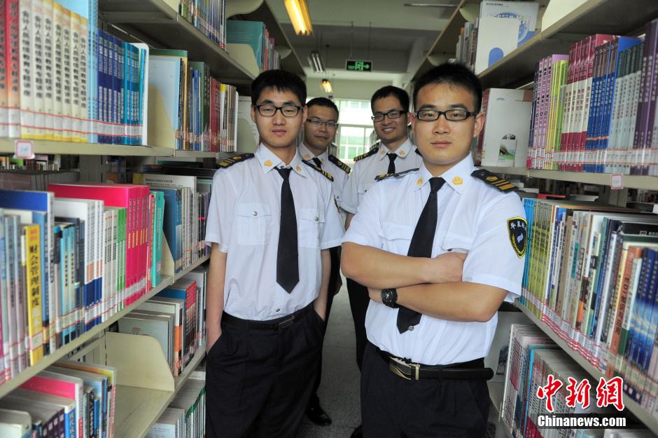 　5月8日，武漢輕工大學圖書館保安吳濤、江力、黃凱、萬文杰。中新社發(fā) 張暢 攝