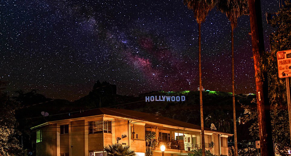 星空下的好萊塢。（網(wǎng)頁截圖）