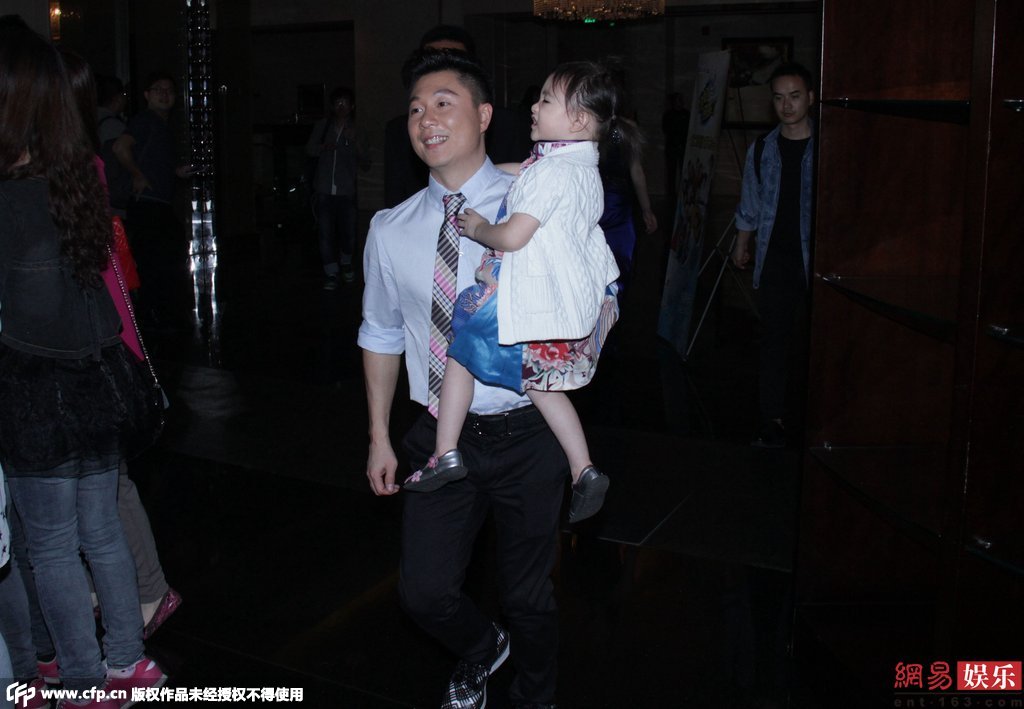 近日李小鵬抱女兒快步離開活動(dòng)現(xiàn)場(chǎng)。