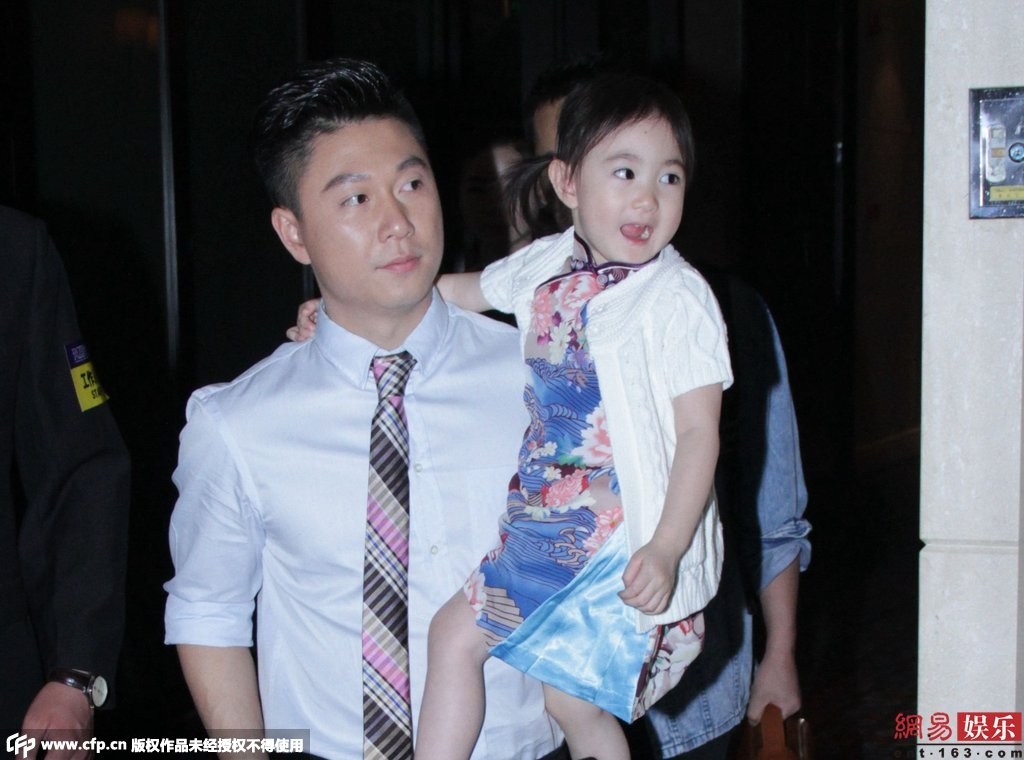 女兒奧莉身穿花旗袍配白色外套，還不停做表情賣萌搶鏡。