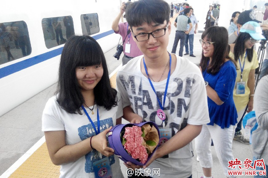 大學(xué)生情侶站臺深情告白