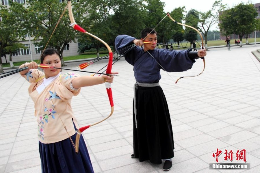 圖為課余練習(xí)射箭的“神雕俠侶”胡雅潔和胡默齋。