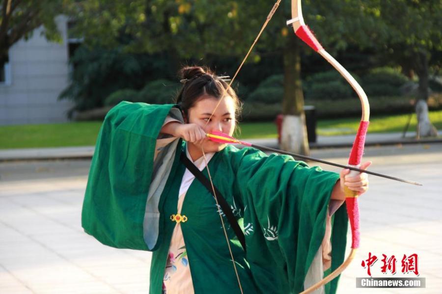 練習(xí)射箭的胡雅潔。