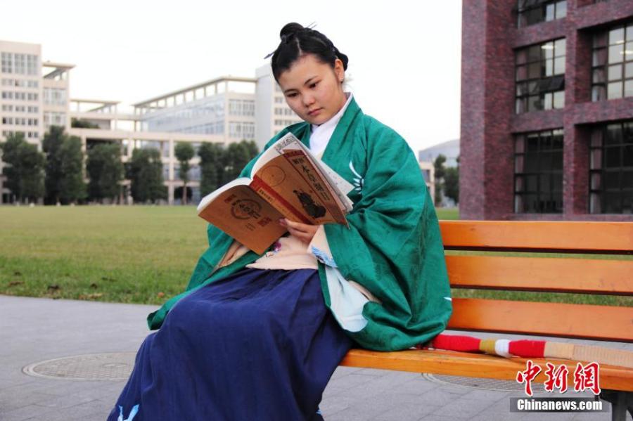 穿漢服在校園讀書的胡雅潔。