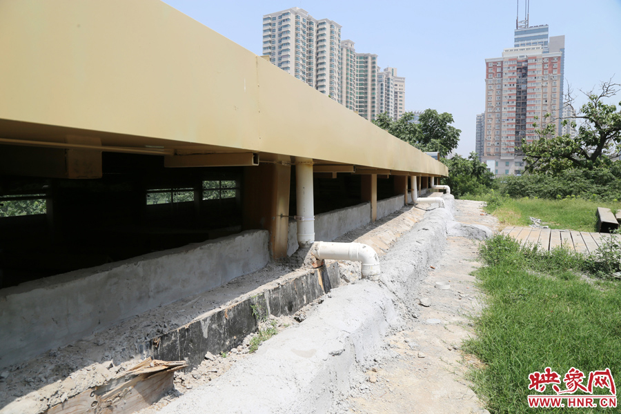 保護(hù)殼外部設(shè)計(jì)有排水系統(tǒng)。