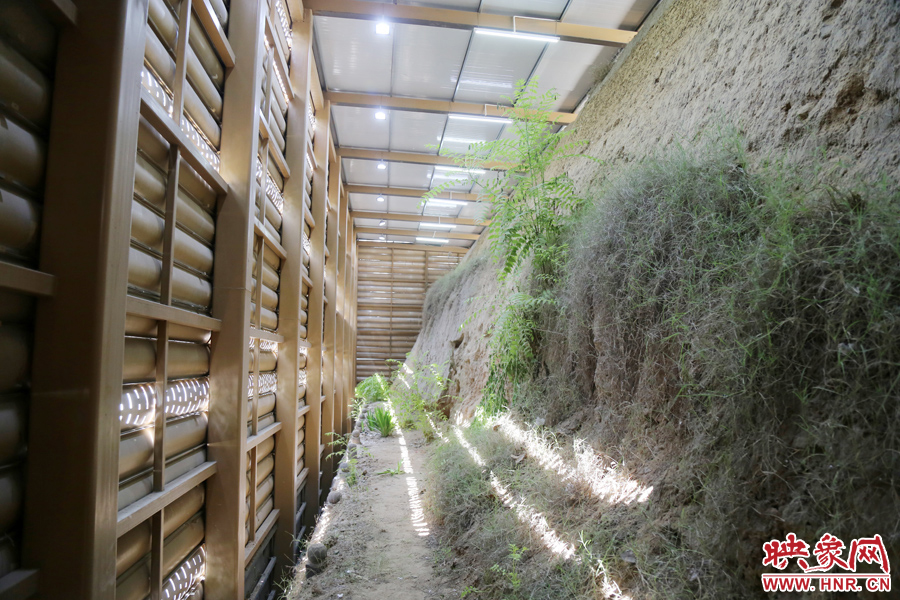 鄭州市商城遺址保護(hù)管理處對(duì)該節(jié)點(diǎn)1700米城垣兩側(cè)斷面遺址進(jìn)行保護(hù)性設(shè)施建設(shè)。