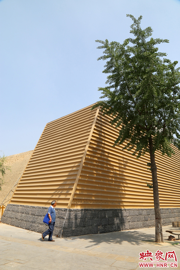 一名路人從“土豪金”保護(hù)殼前經(jīng)過(guò)。