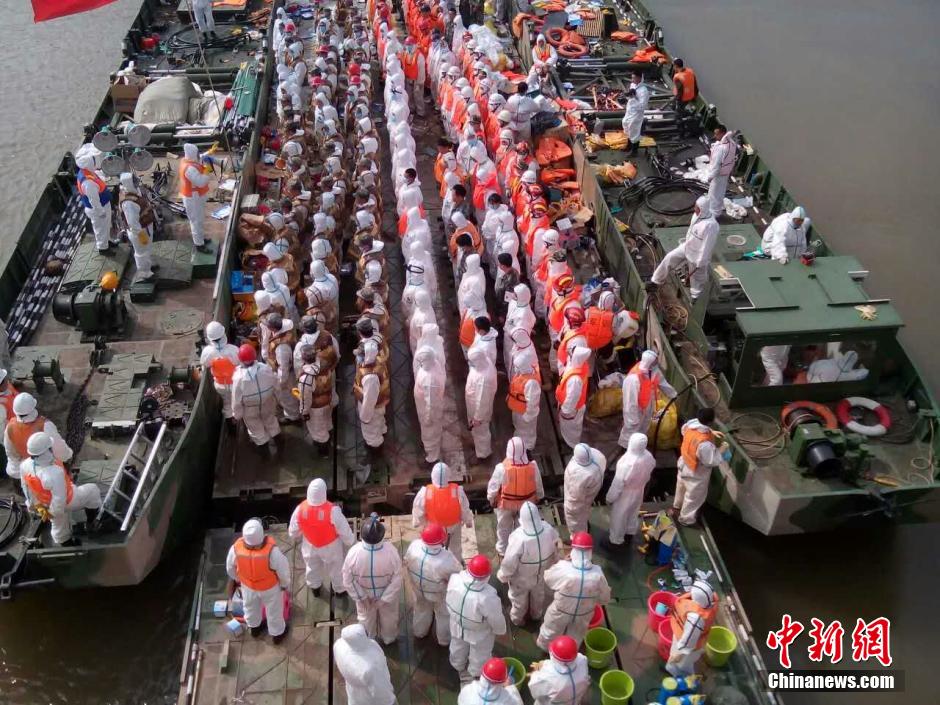 消防官兵進入“東方之星”艙內(nèi)進行破拆和搜救