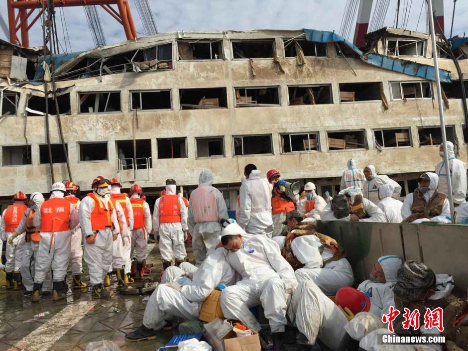 消防官兵進入“東方之星”艙內(nèi)進行破拆和搜救