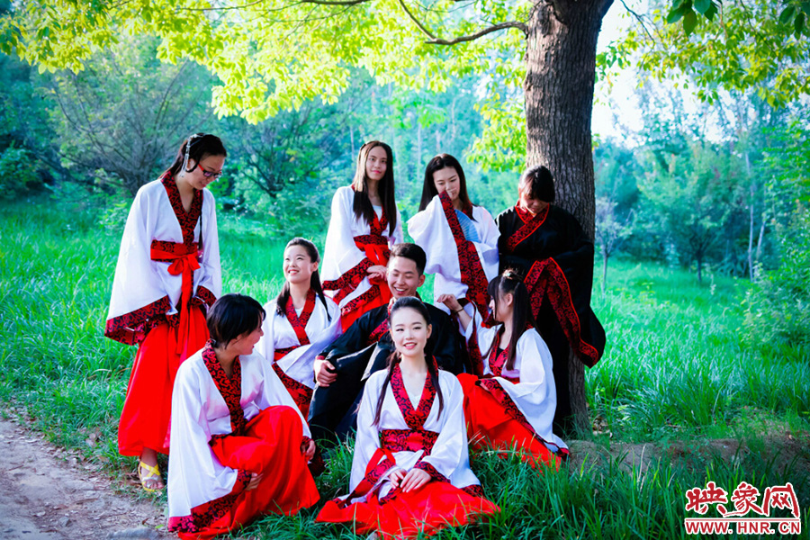 這片樹(shù)蔭留下我們太多的歡聲笑語(yǔ)。