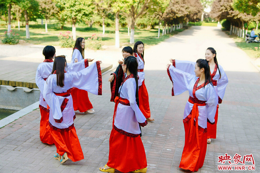 走遍校園的每個(gè)角落，只為你能盡可能將有關(guān)的記憶都帶走。