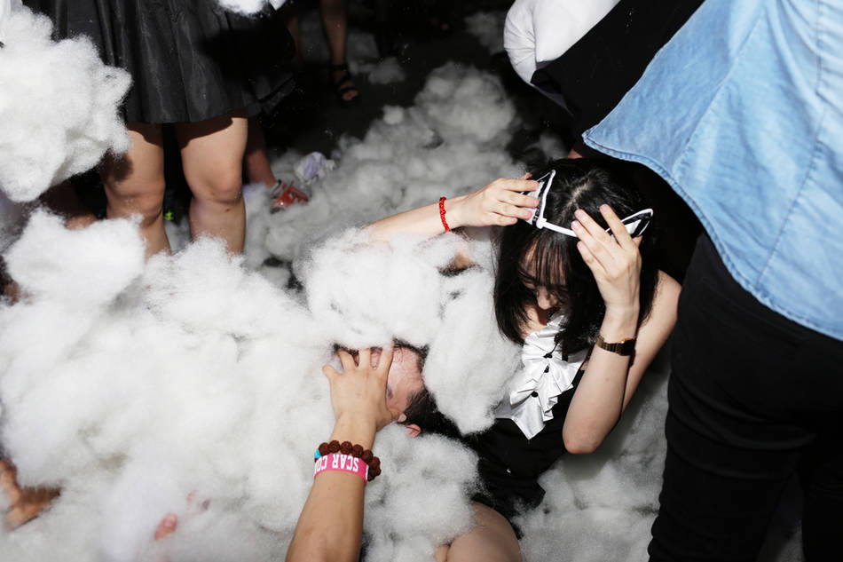 北京夜店：兔女郎與女白領枕頭大戰(zhàn)