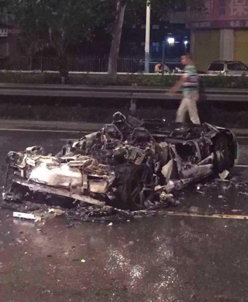 蘭博基尼跑車撞貨車燒成廢鐵 司機當(dāng)場死亡