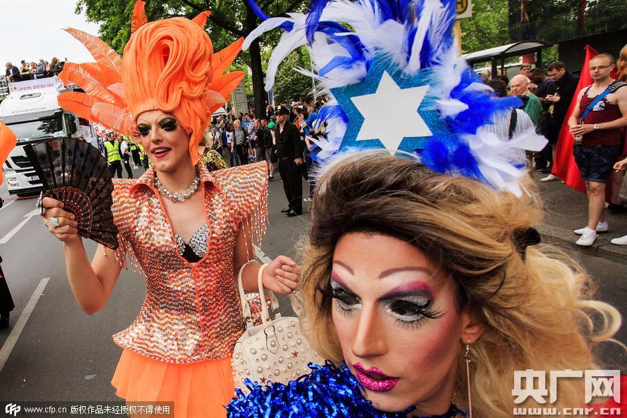 德國(guó)柏林，當(dāng)?shù)嘏e行同性戀驕傲大游行