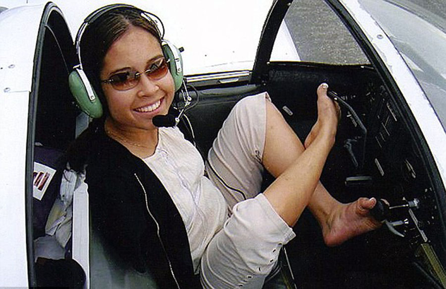 美國(guó)“勵(lì)志姐”天生無(wú)雙臂 用腳開(kāi)飛機(jī)彈鋼琴 美國(guó)“勵(lì)志姐”天生無(wú)雙臂 用腳開(kāi)飛機(jī)彈鋼琴