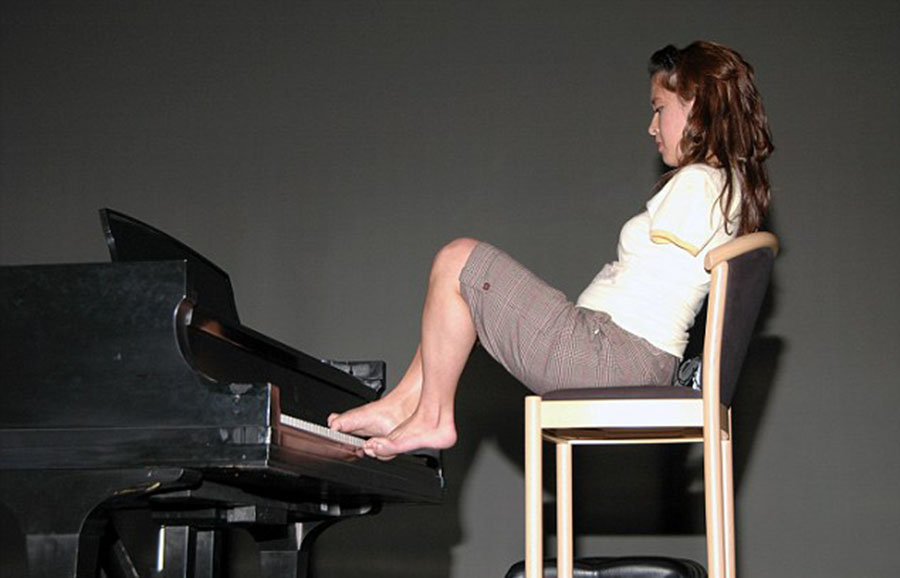 美國(guó)“勵(lì)志姐”天生無(wú)雙臂 用腳開(kāi)飛機(jī)彈鋼琴 美國(guó)“勵(lì)志姐”天生無(wú)雙臂 用腳開(kāi)飛機(jī)彈鋼琴