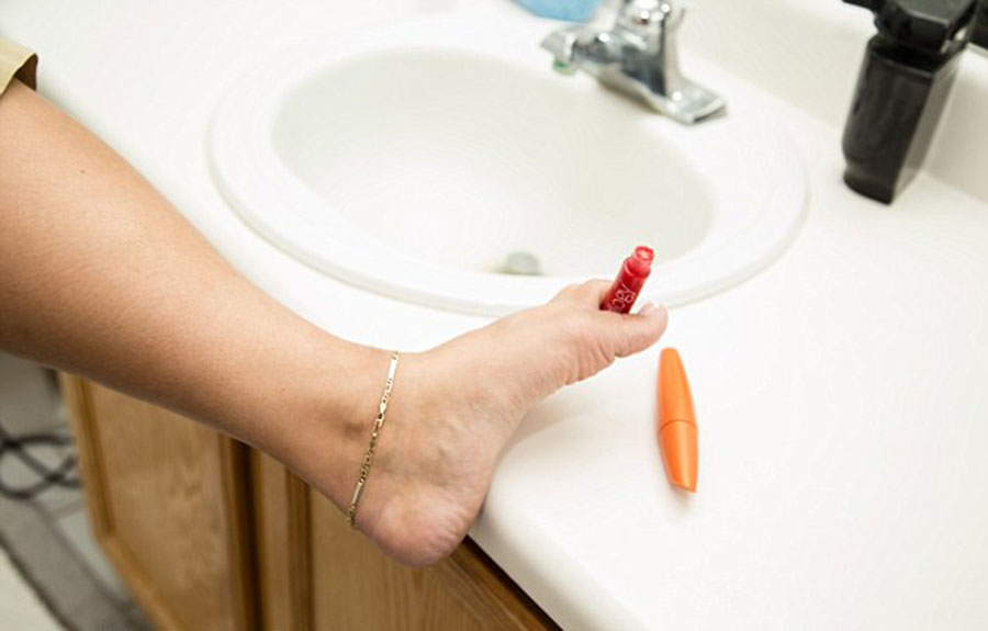 美國(guó)“勵(lì)志姐”天生無(wú)雙臂 用腳開(kāi)飛機(jī)彈鋼琴 美國(guó)“勵(lì)志姐”天生無(wú)雙臂 用腳開(kāi)飛機(jī)彈鋼琴