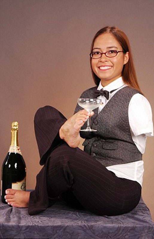 美國(guó)“勵(lì)志姐”天生無(wú)雙臂 用腳開(kāi)飛機(jī)彈鋼琴 美國(guó)“勵(lì)志姐”天生無(wú)雙臂 用腳開(kāi)飛機(jī)彈鋼琴