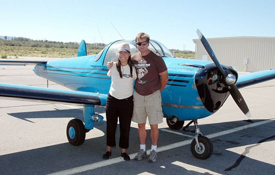 美國(guó)“勵(lì)志姐”天生無(wú)雙臂 用腳開(kāi)飛機(jī)彈鋼琴 美國(guó)“勵(lì)志姐”天生無(wú)雙臂 用腳開(kāi)飛機(jī)彈鋼琴