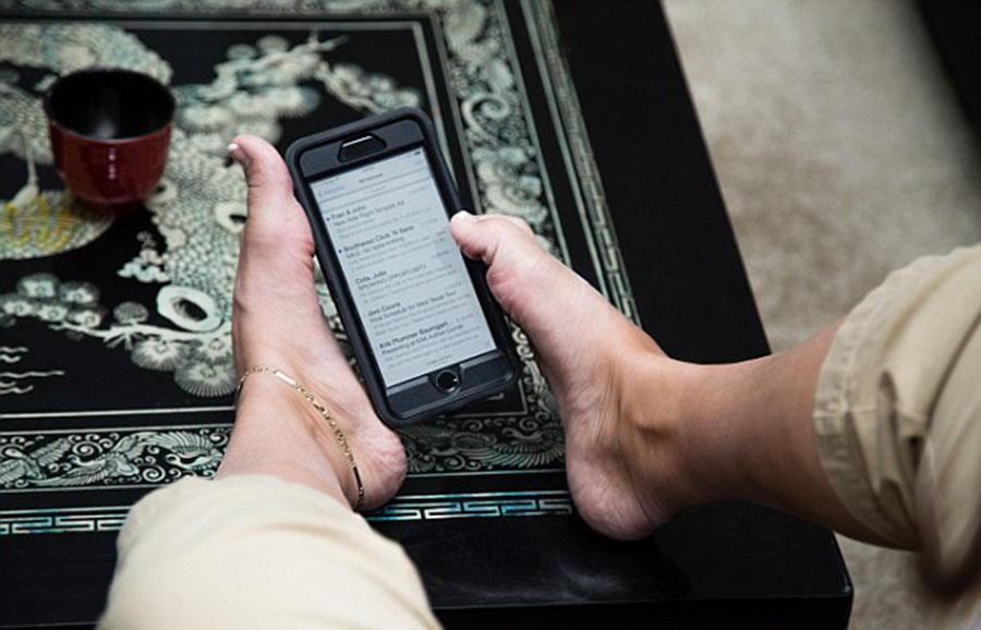 美國(guó)“勵(lì)志姐”天生無(wú)雙臂 用腳開(kāi)飛機(jī)彈鋼琴 美國(guó)“勵(lì)志姐”天生無(wú)雙臂 用腳開(kāi)飛機(jī)彈鋼琴