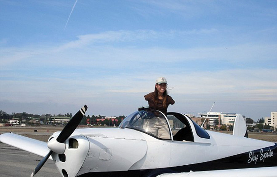 美國(guó)“勵(lì)志姐”天生無(wú)雙臂 用腳開(kāi)飛機(jī)彈鋼琴 美國(guó)“勵(lì)志姐”天生無(wú)雙臂 用腳開(kāi)飛機(jī)彈鋼琴